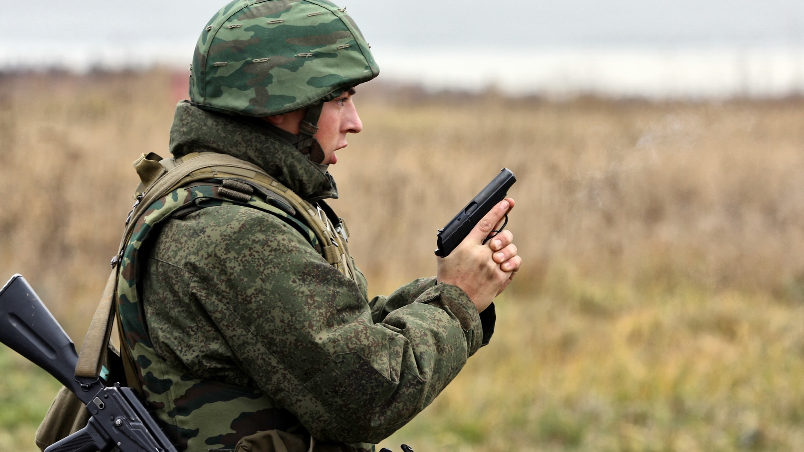 Ставить военных людей. Российский солдат. Солдат армии России. Военный пистолет. Солдат с ПМ.