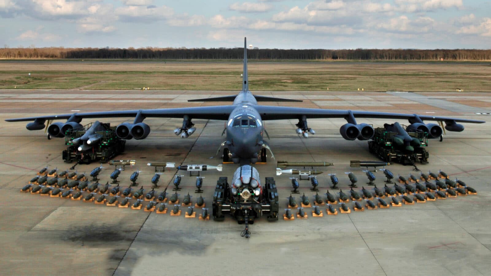 Бомбардировщик 2024. Авиабаза Барксдейл Луизиана. B-52h Stratofortress. Самолёт b-52h. Боинг б-52 Стратофортресс.