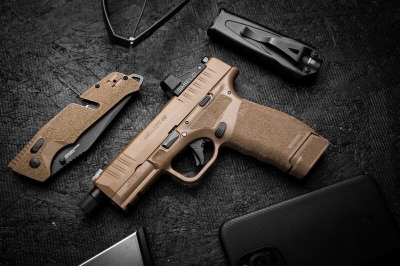 First Look: Desert FDE Hellcat Pro Threaded - The Armory Life