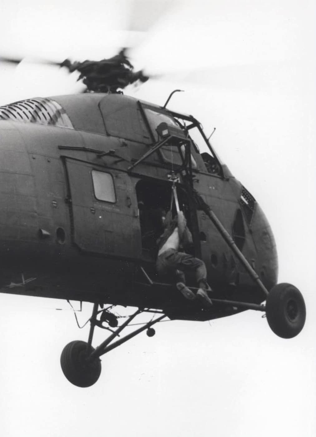 In this photo, a wounded U.S. Marine is air lifted from the combat zone using a hoist and harness. He was transported to a field hospital for triage and treatment before being transported to a general military hospital for recovery. While the Sikorsky helicopter was not the most powerful, it was able to transport 8 wounded people in litters — more if sitting upright. 