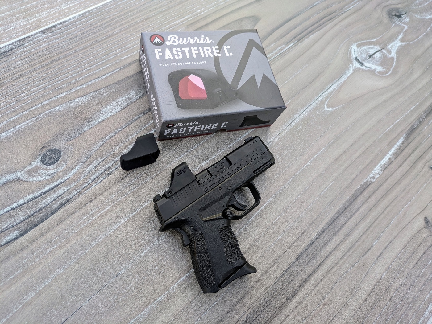 In this image, we see the Burris FastFire mounted to an EDC pistol using the popular Shield RMSc footprint. This allows for a direct mount to the pistol slide.