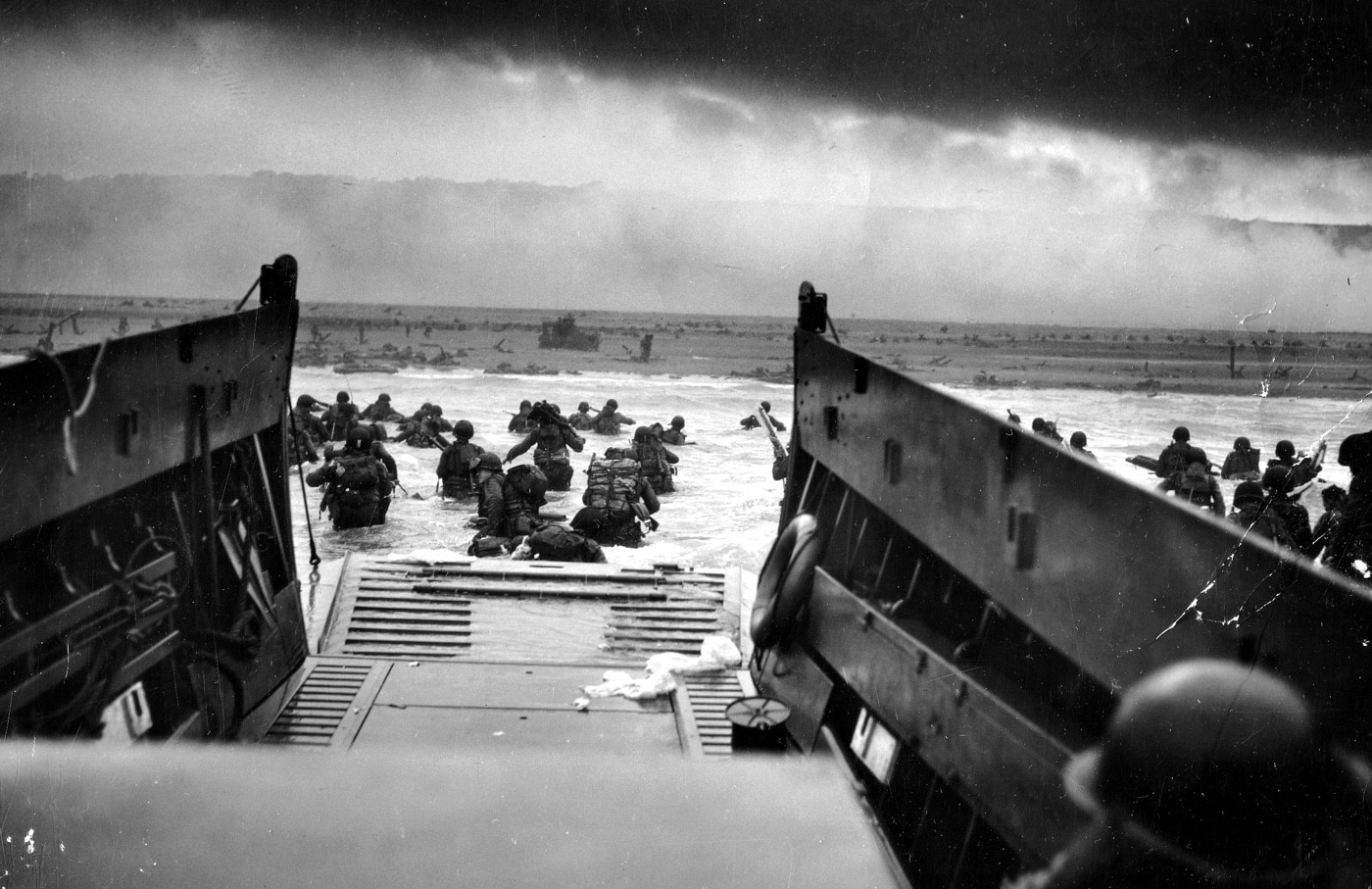 In this historic photo of Operation Neptune, we see American combat troops landing to attack the Atlantic Wall in WWII. It is one of the few photos from the early minutes of the invasion that survived.