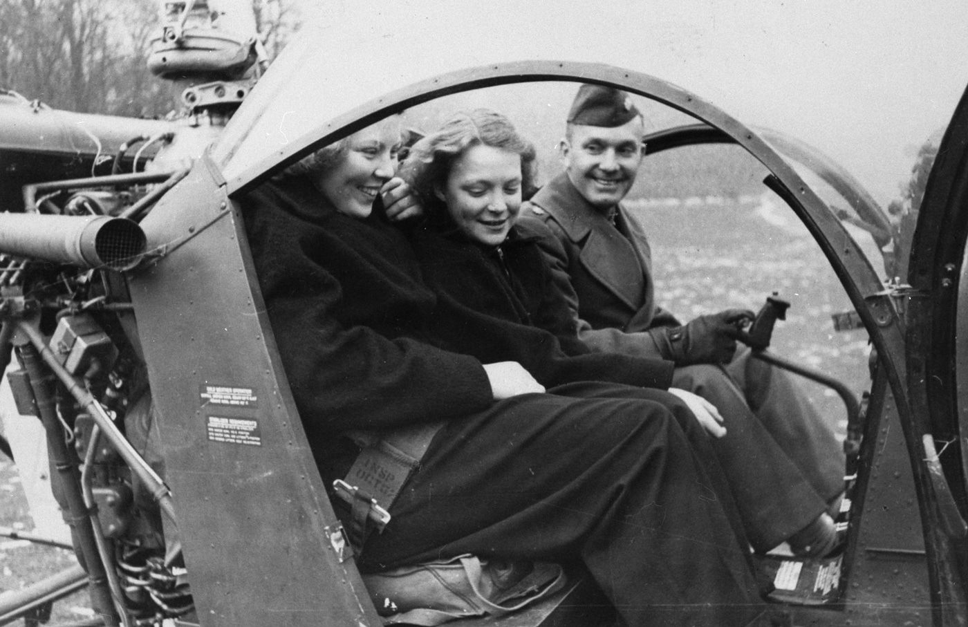 US Army pilot flies Princess Beatrix and Princess Irene in H-13
