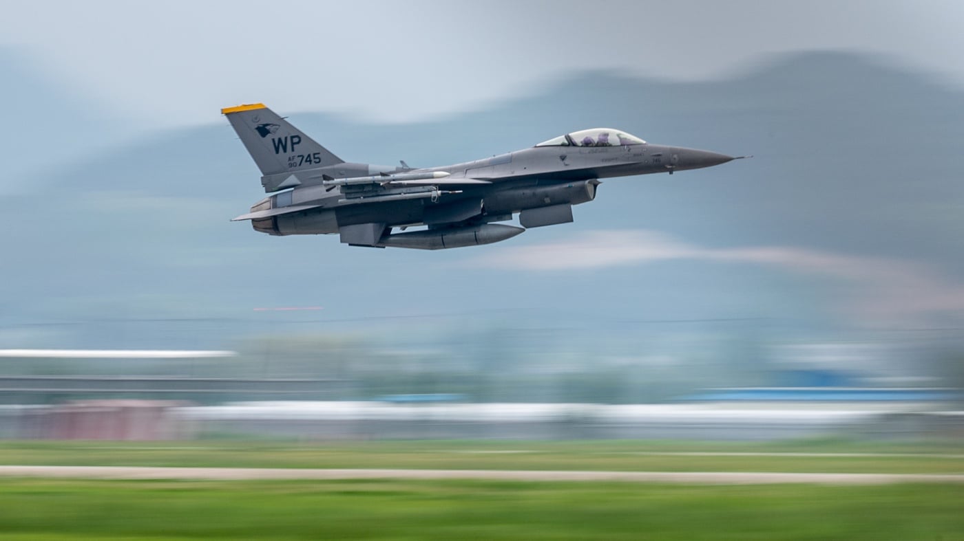 F-16 takes off South Korea