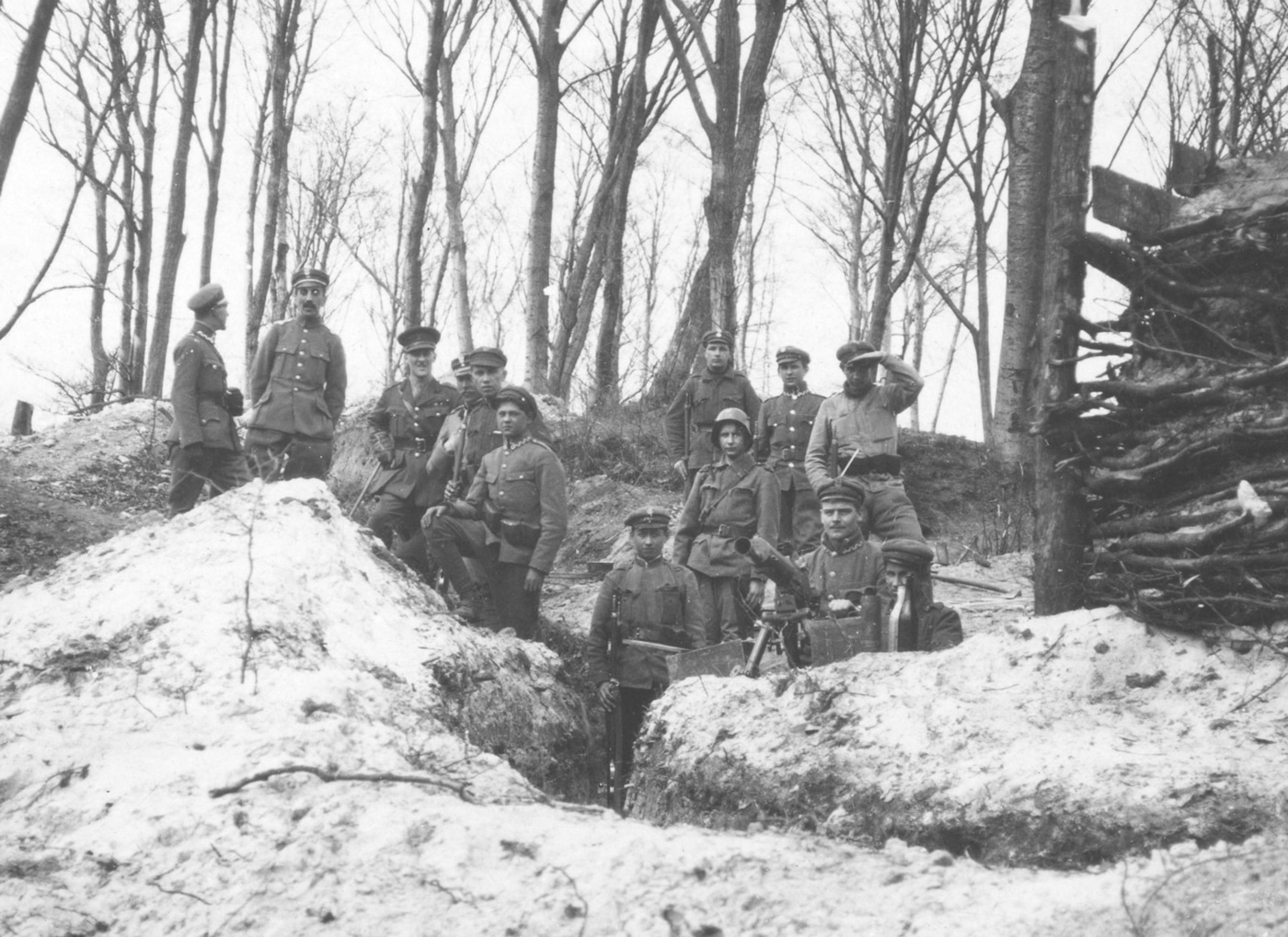 Polish soldiers in trench with Schwarzlose machine gun in 1919