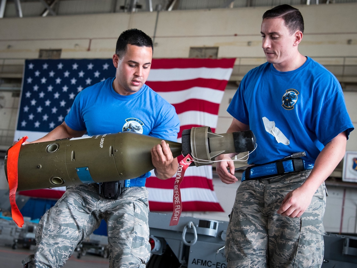 USAF airmen load GBU-12 Paveway guided bomb on F-16