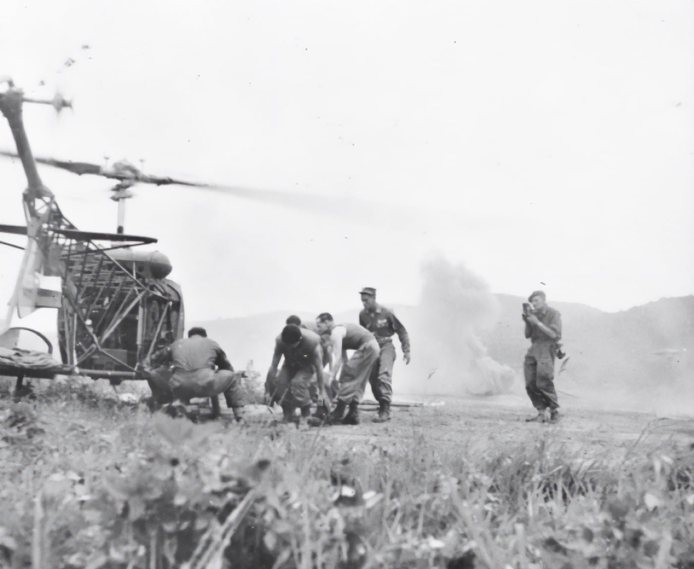 In this photo, we see the medical evacuation of wounded American soldier by air transport during the Korean War.