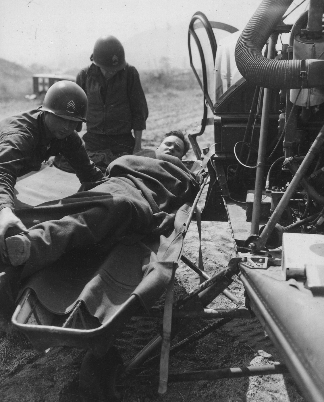 wounded US soldier medical evacuation by helicopter in Korean War