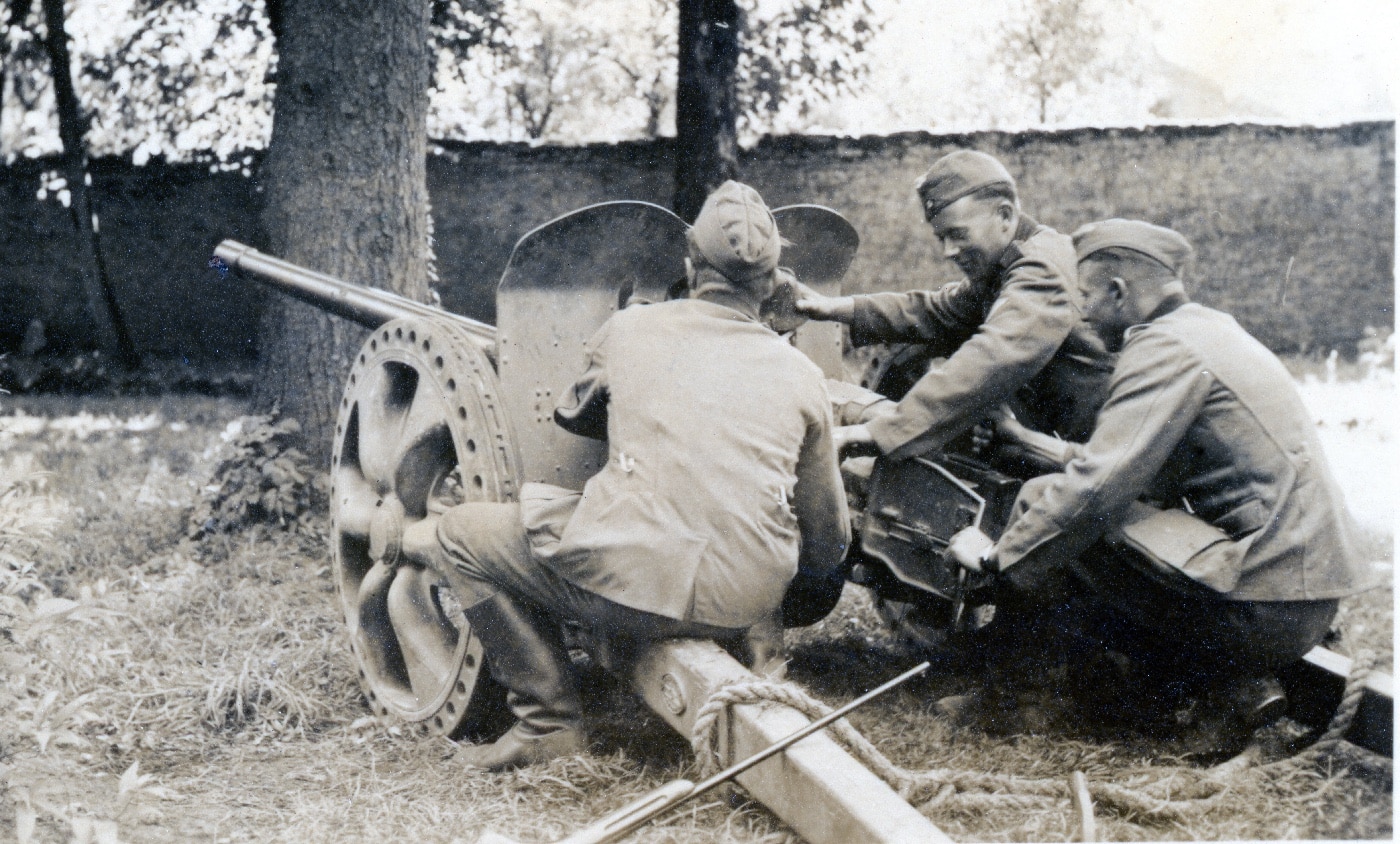 German troops with captured French 47mm APX AT gun B 429