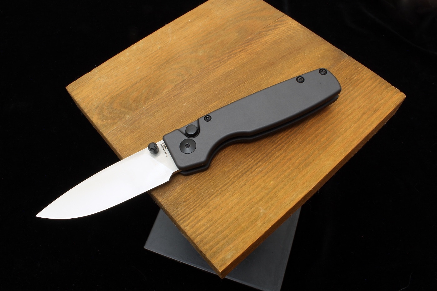 Kizer button lock knife design