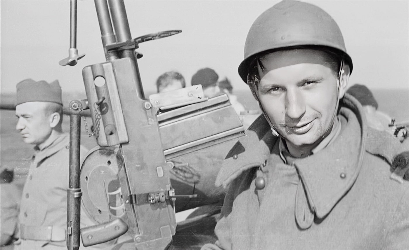 Polish Army soldier with FM 24-29 machine gun and magazine