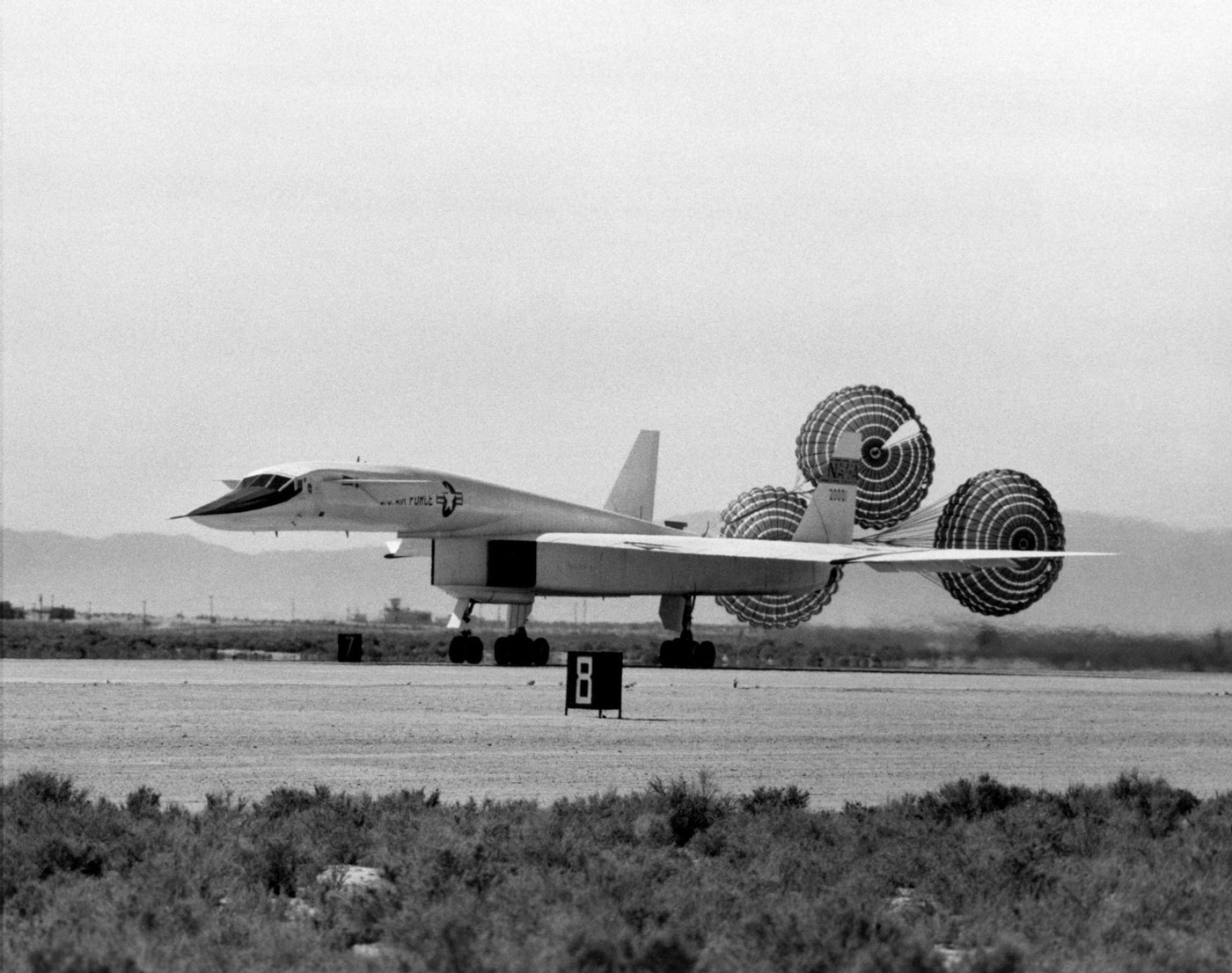 XB-70 employed drag chutes when landing