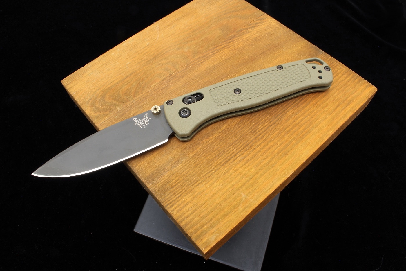 crossbar or Axis lock Benchmade knife