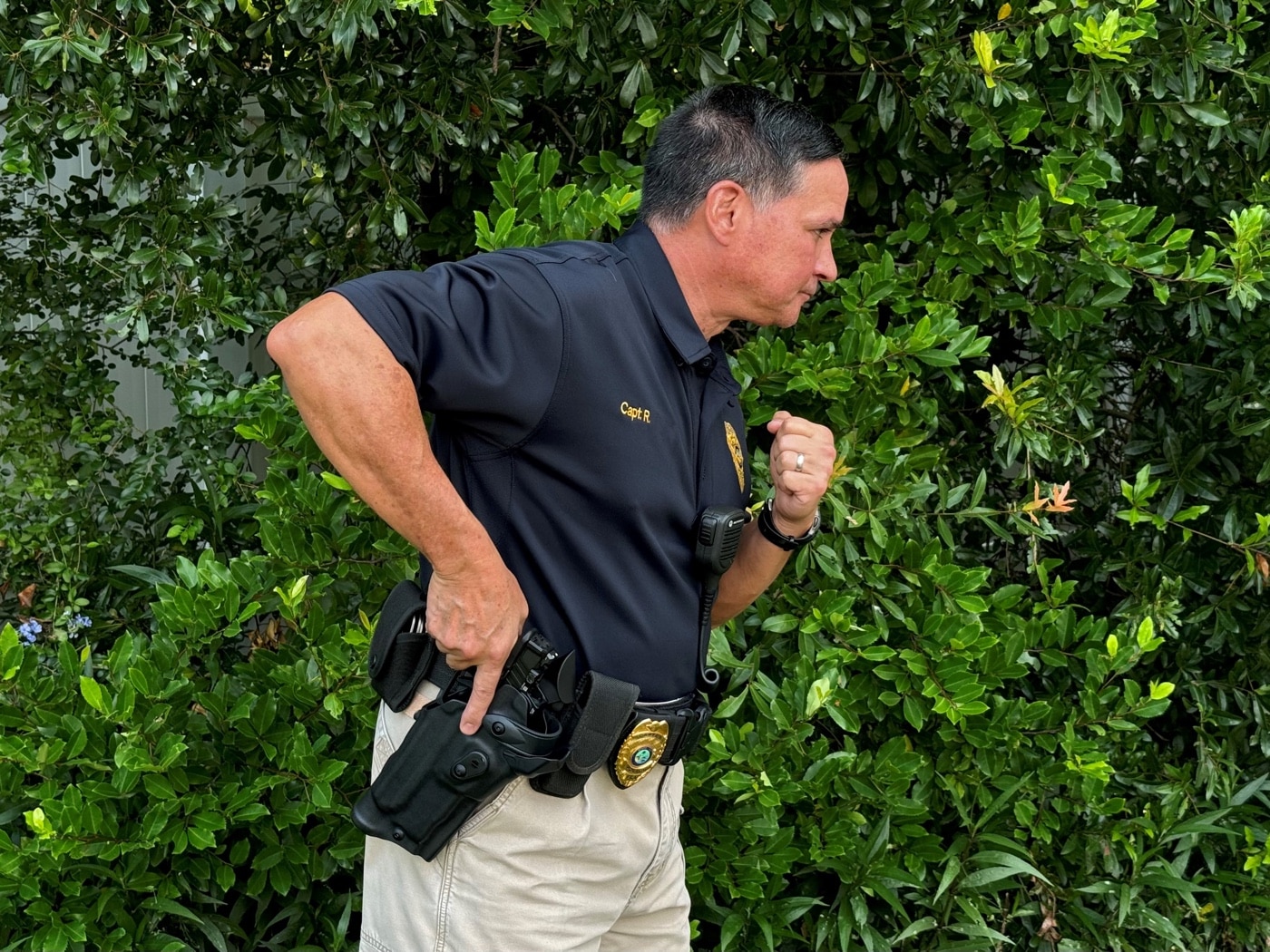 police officer drawing Springfield Echelon Safariland duty holster