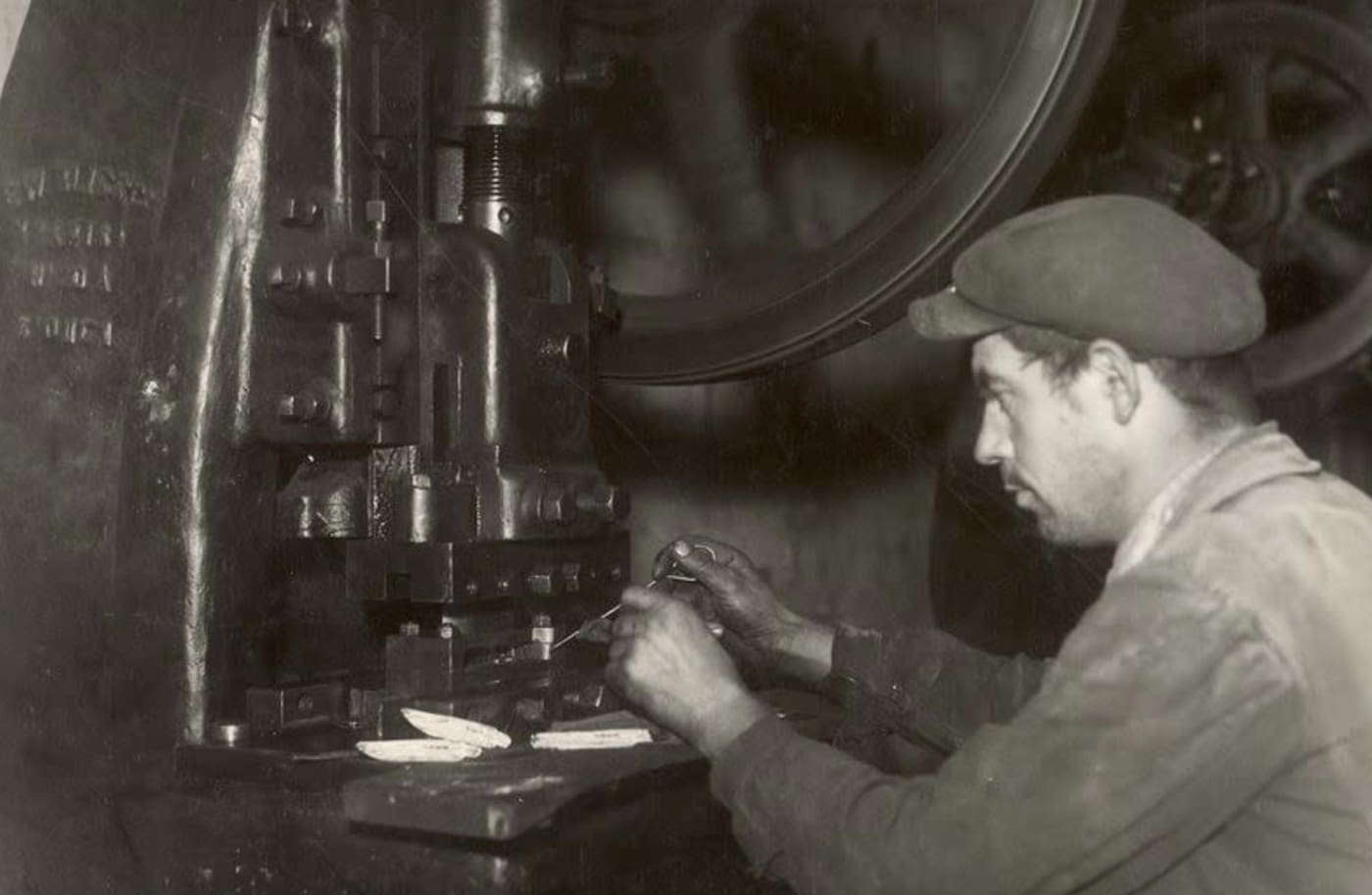 knife maker at work Opinel