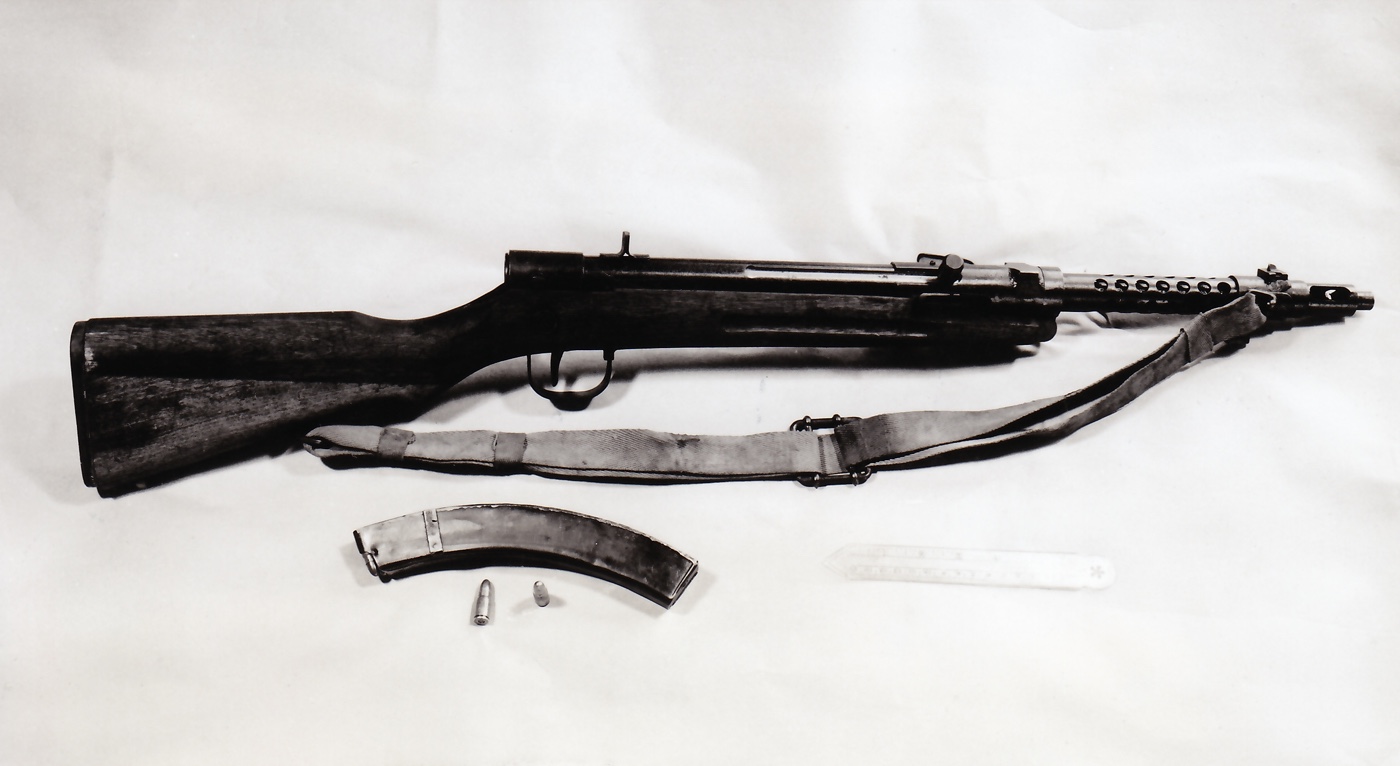 side view of the Japanese Type 100 submachine gun