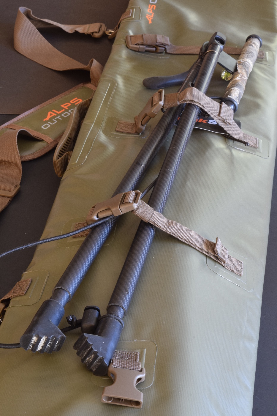 testing compression straps on Alps Outdoorz Waterproof Rifle Case review