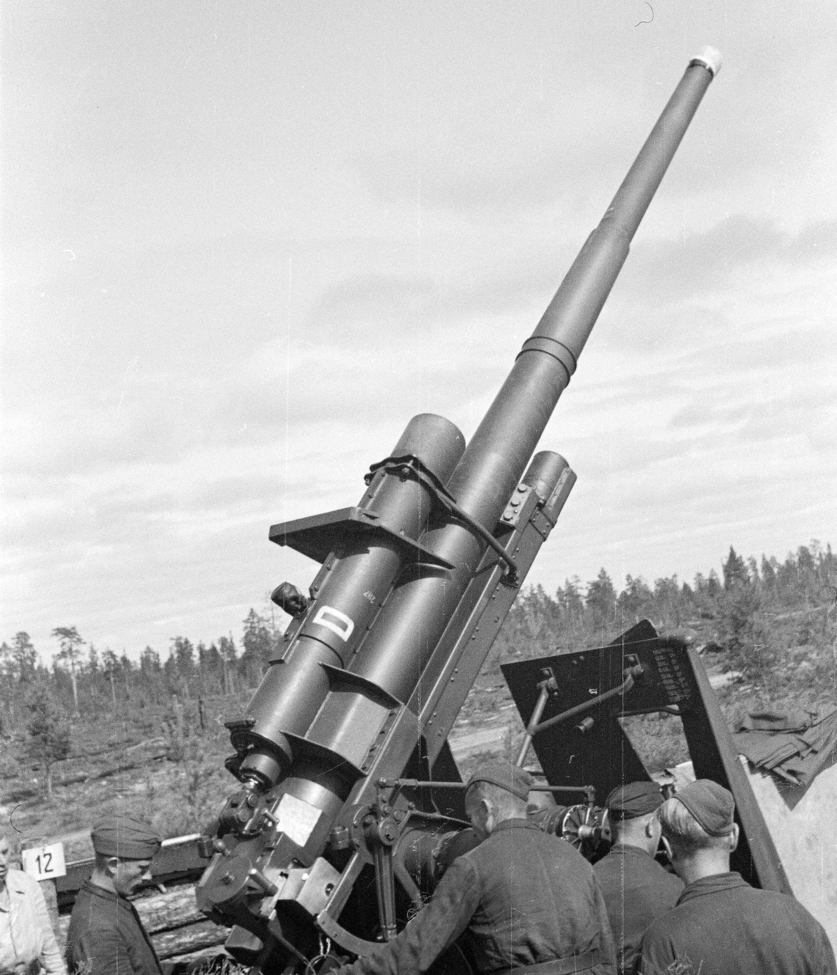 Finnish troops are shown operating a German-made 8.8 cm Flak 36 gun during the Continuation War against the Soviet Union. The weapon is positioned strategically, reflecting its dual-purpose role as an anti-aircraft and anti-tank gun. Finnish forces relied on such advanced artillery to counter Soviet advances during the conflict. This image highlights the adaptability of the Flak 36 and its contribution to Finland’s defensive efforts.