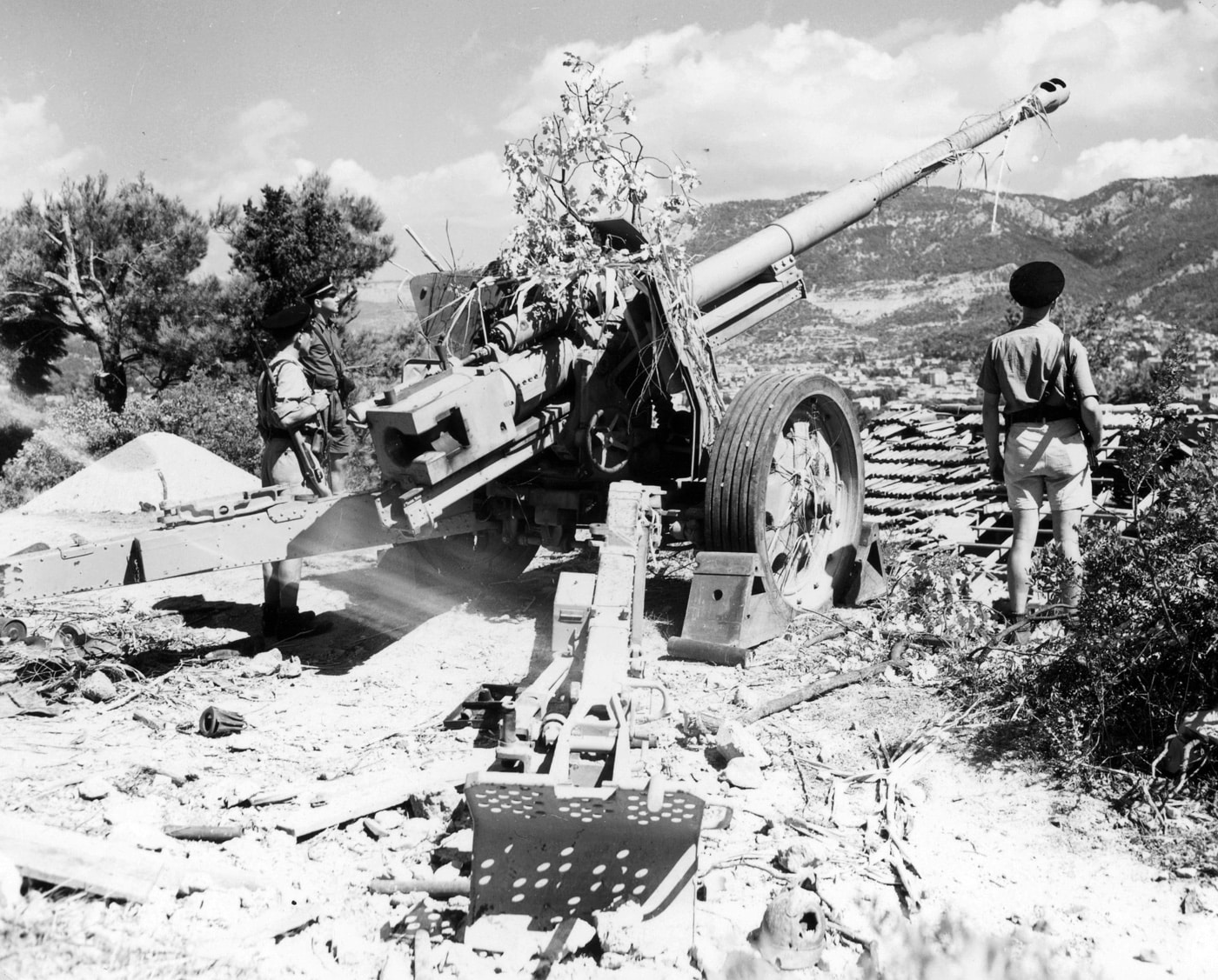 A captured German Pak 43/41 88mm anti-tank gun, nicknamed the “Barn Door,” is shown in South France in 1944. Despite being large and difficult to maneuver, the gun was highly effective, capable of destroying Allied tanks from up to 1,000 meters. Its imposing size reflects its power and the compromises made for quicker manufacturing. This image highlights the challenges and strengths of Germany’s late-war anti-tank weaponry.