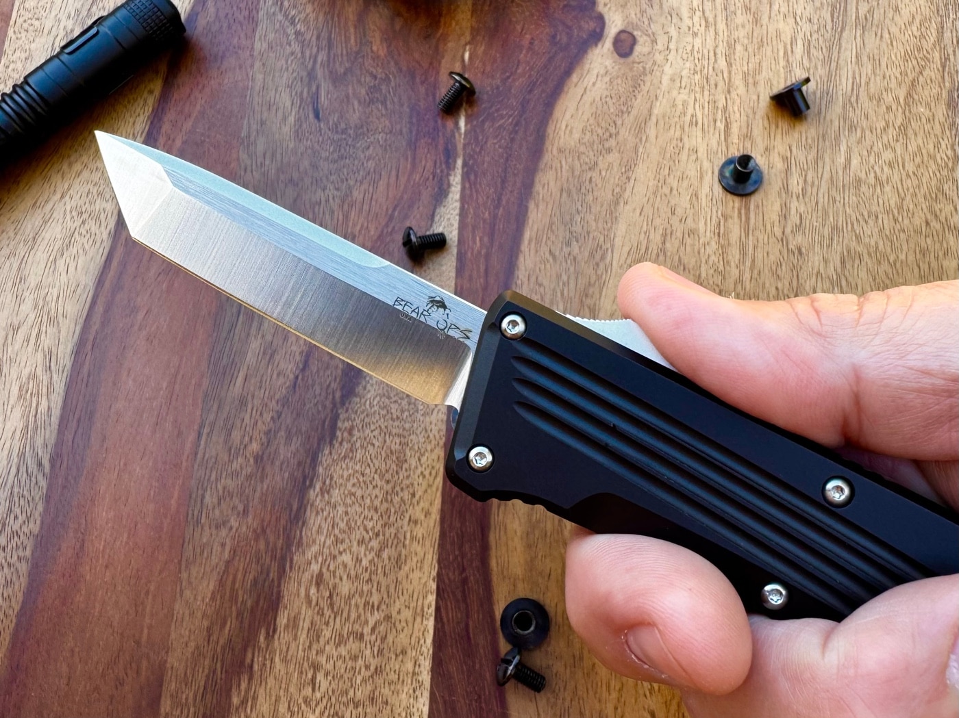 opening the Bear and Son Double Clutch IV knife