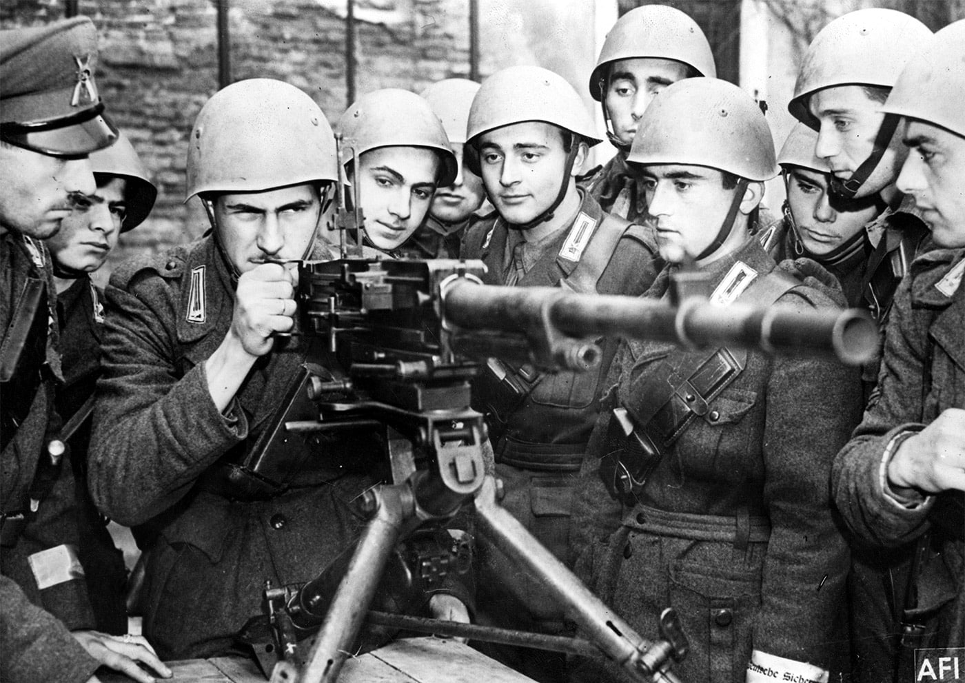 soldiers training with Breda M37 machine gun World War II