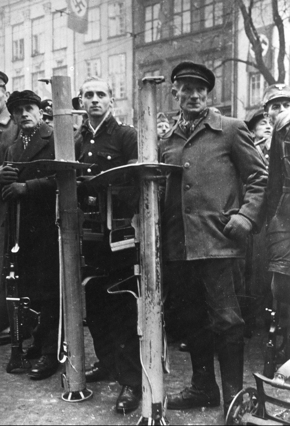 Volkssturm volunteers with Panzerschreck anti-tank bazooka