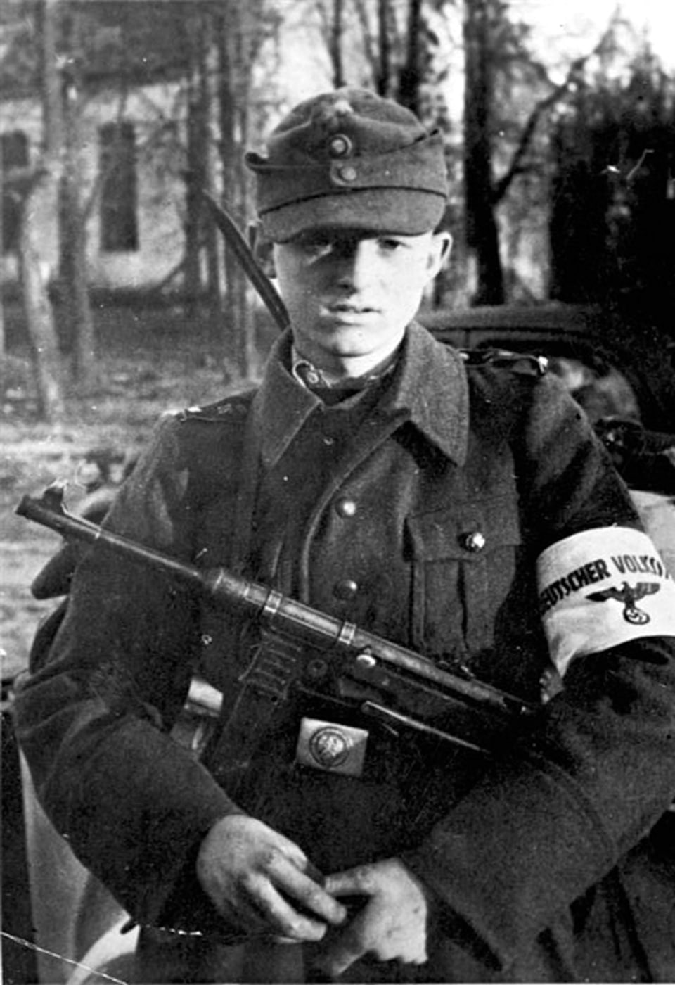 child in Volkssturm armed with MP40 submachine gun