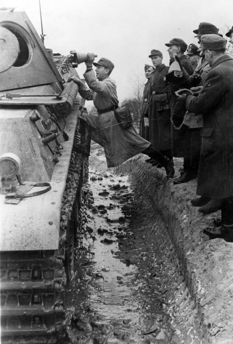 demonstrating use of hafthohlladung anti tank mine