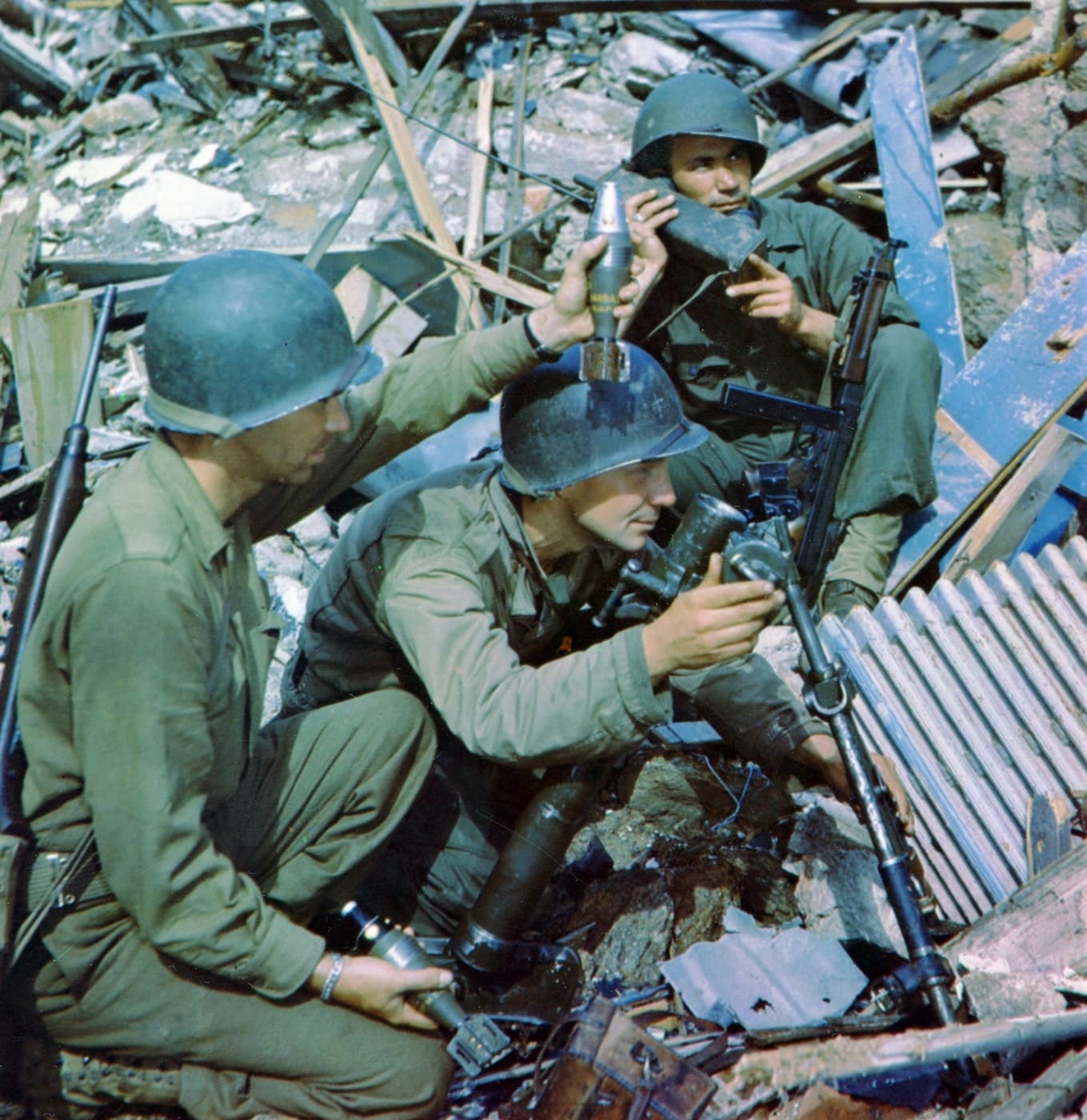 Shown here is a 60mm mortar team during the Battle of Saint-Malo. Did soldiers ever use mortars as grenades? Yes they did. This article covers multiple examples and is written by Captain Dale A. Dye, the senior military advisor for Saving Private Ryan.