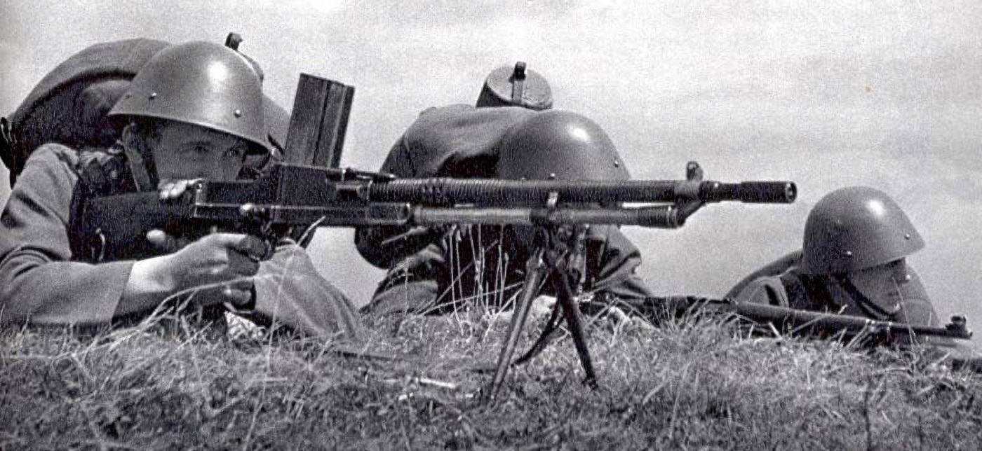 Czechoslovak soldier with a ZB vz. 26 light machine gun