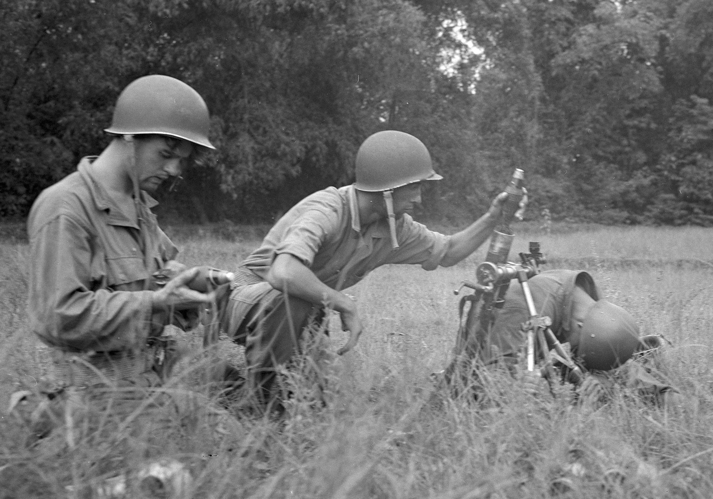 Dutch troops with 60mm M2 1947