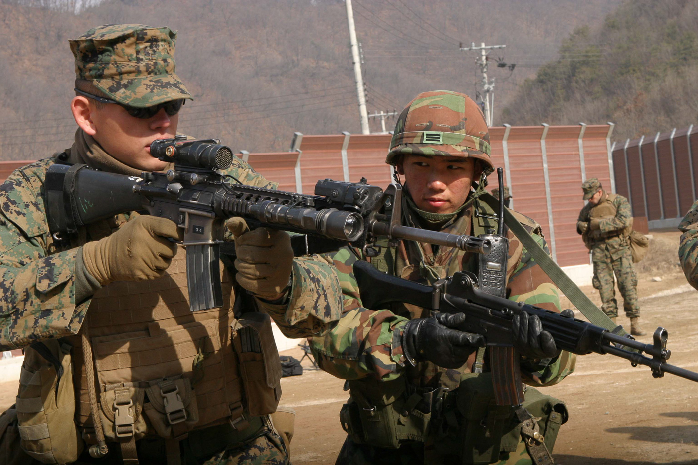 US Marine trains with South Korean Marine K2 assault rifle